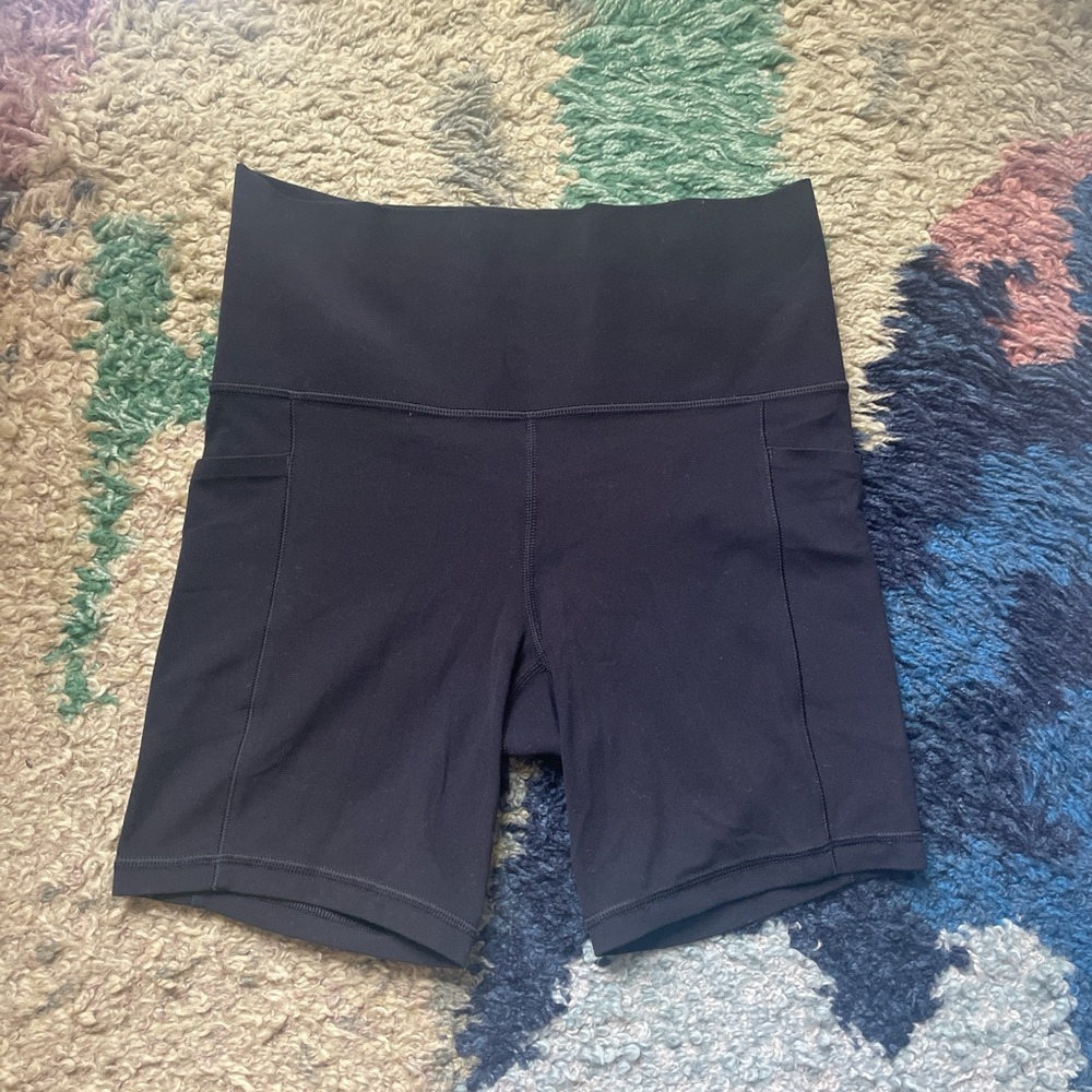 Athleta salutation 7” stash short